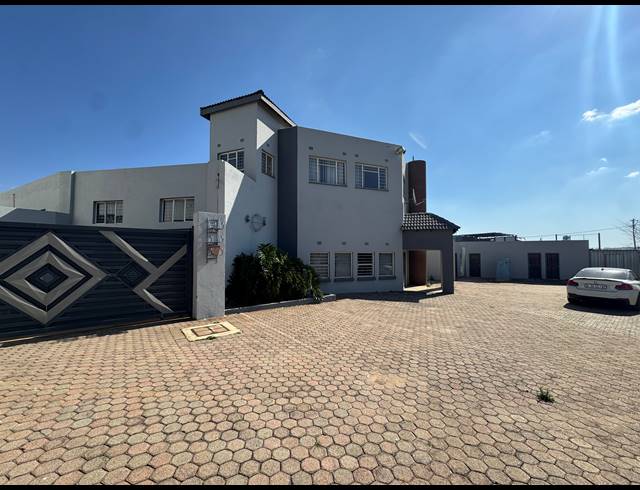 1,200M² WAREHOUSE FOR SALE IN ROODEPOORT CENTRAL